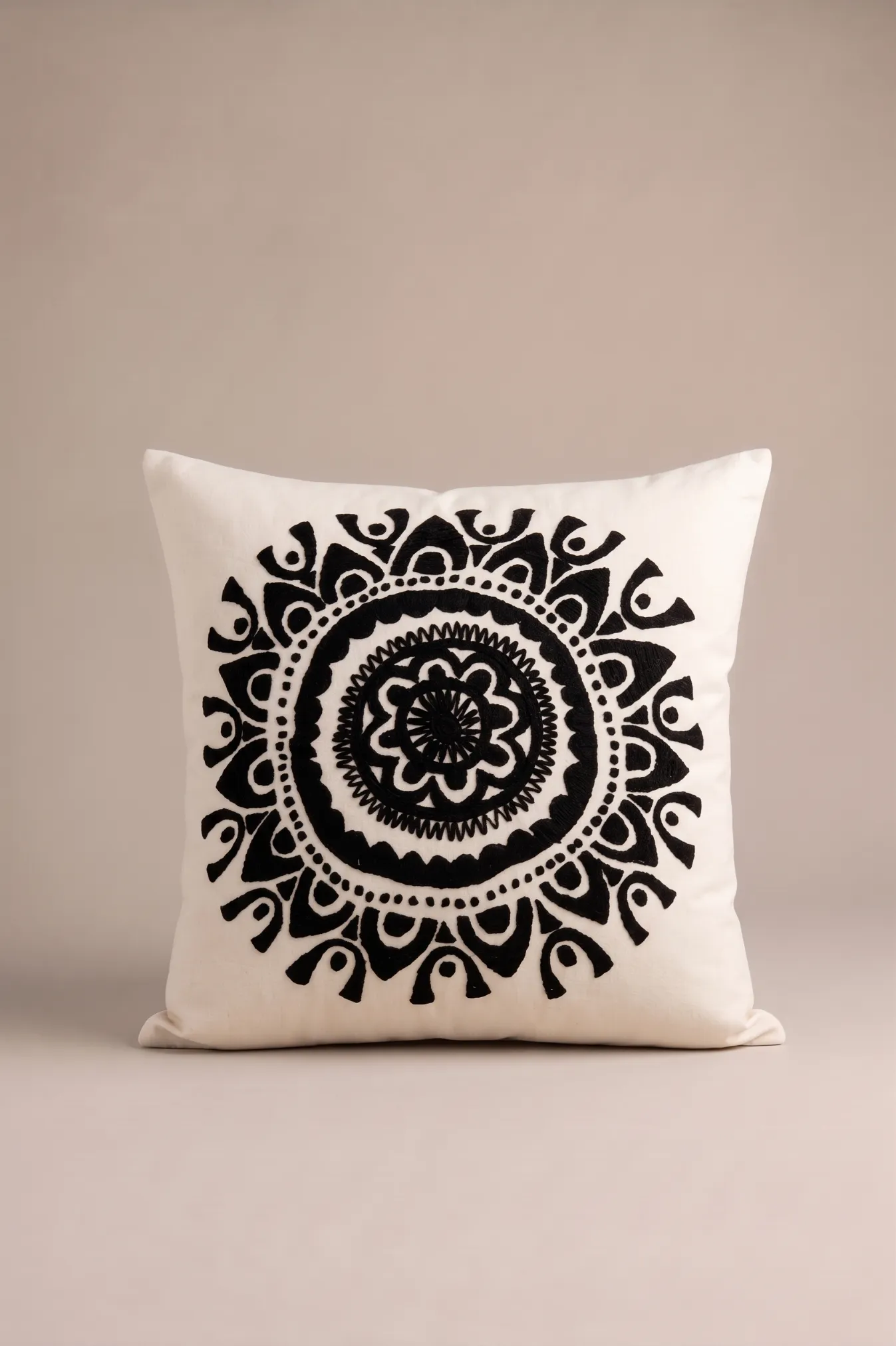 KARAM-02666-2 Funda Mandala - Negro - 60x60 - Imagen 1